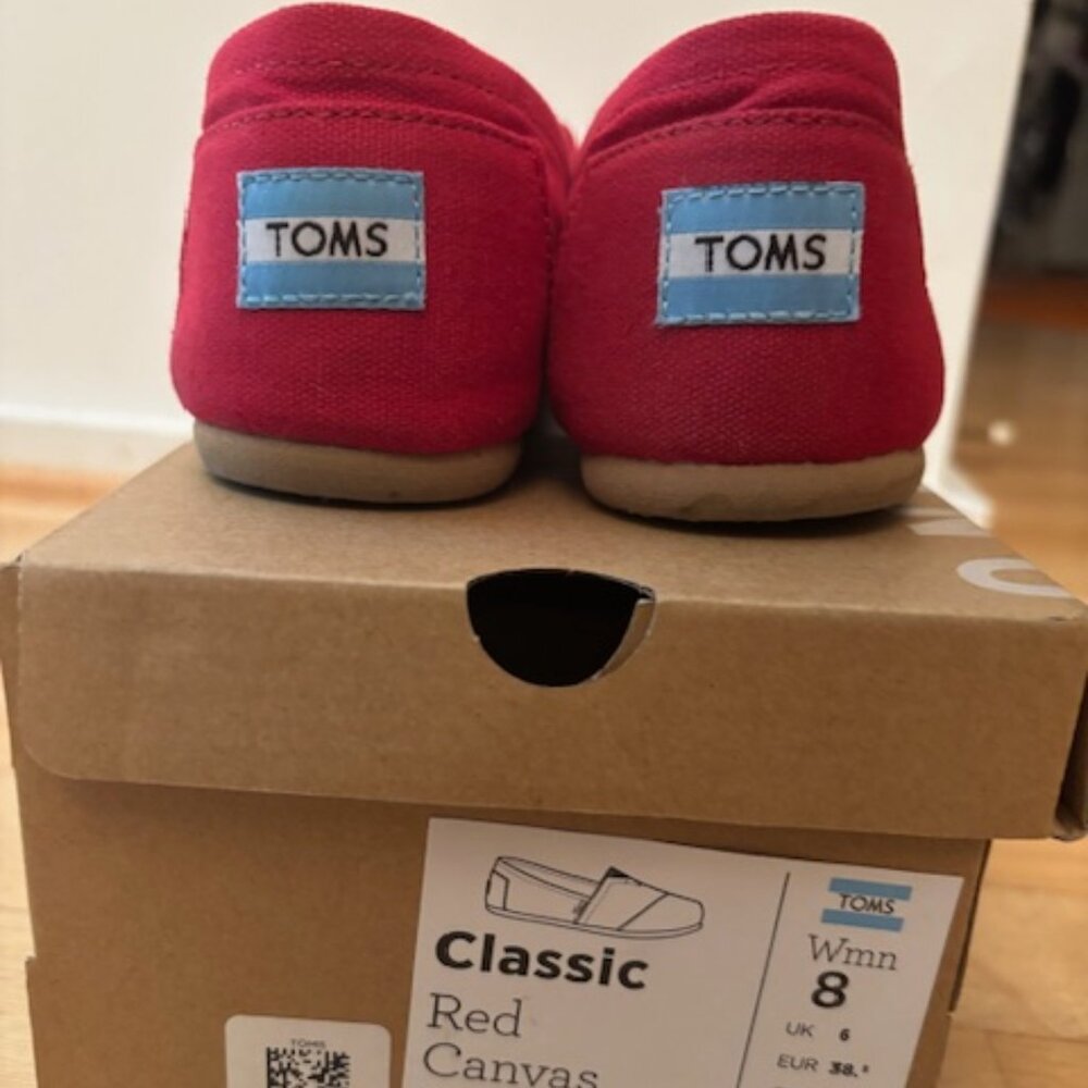 TOMS Red Canvas Shoe Size 8   Great Condition!